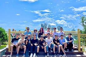 Team tớ đi Cầu Vàng >.<