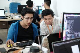 Đồng nghiệp siêu cấp thân thiện luôn sẵn sàng giúp đỡ